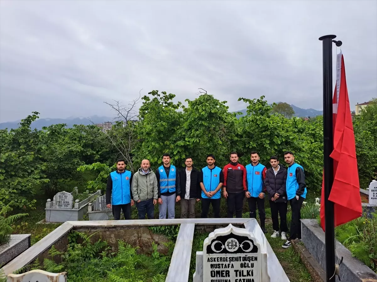 Espiye\'de öğrenciler şehit mezarının bakım ve çevre düzenlemesini yaptı