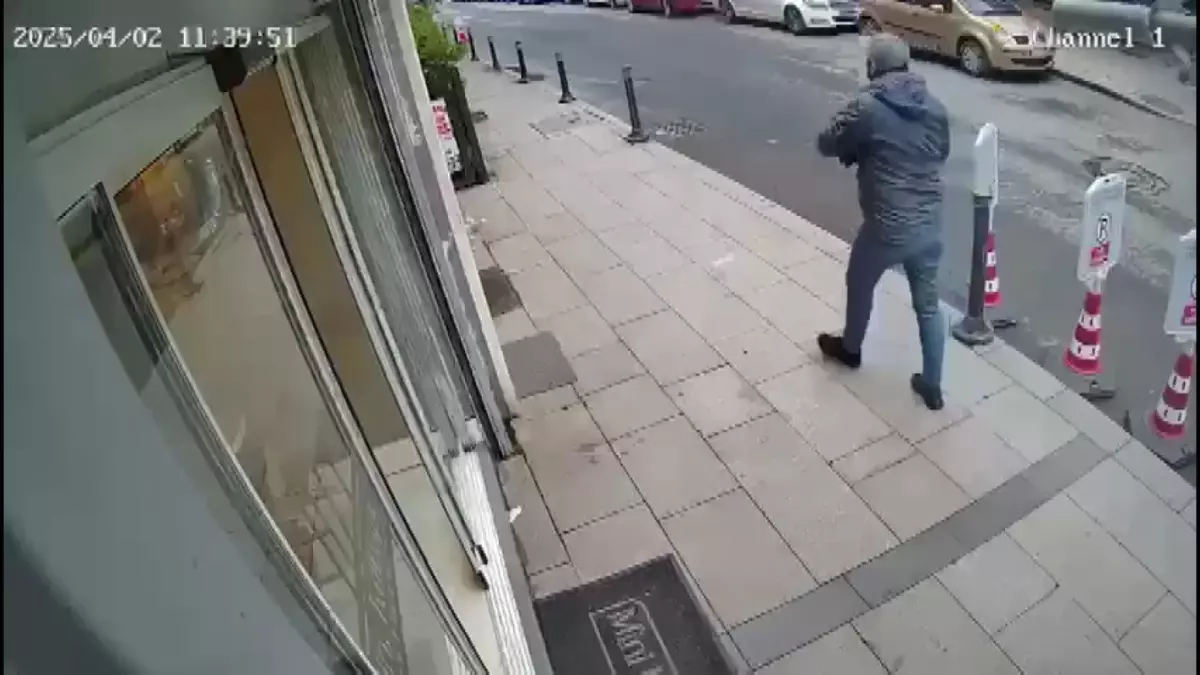 Fatih\'te 85 Yaşındaki Kadını Dolandıran İki Şüpheli Yakalandı