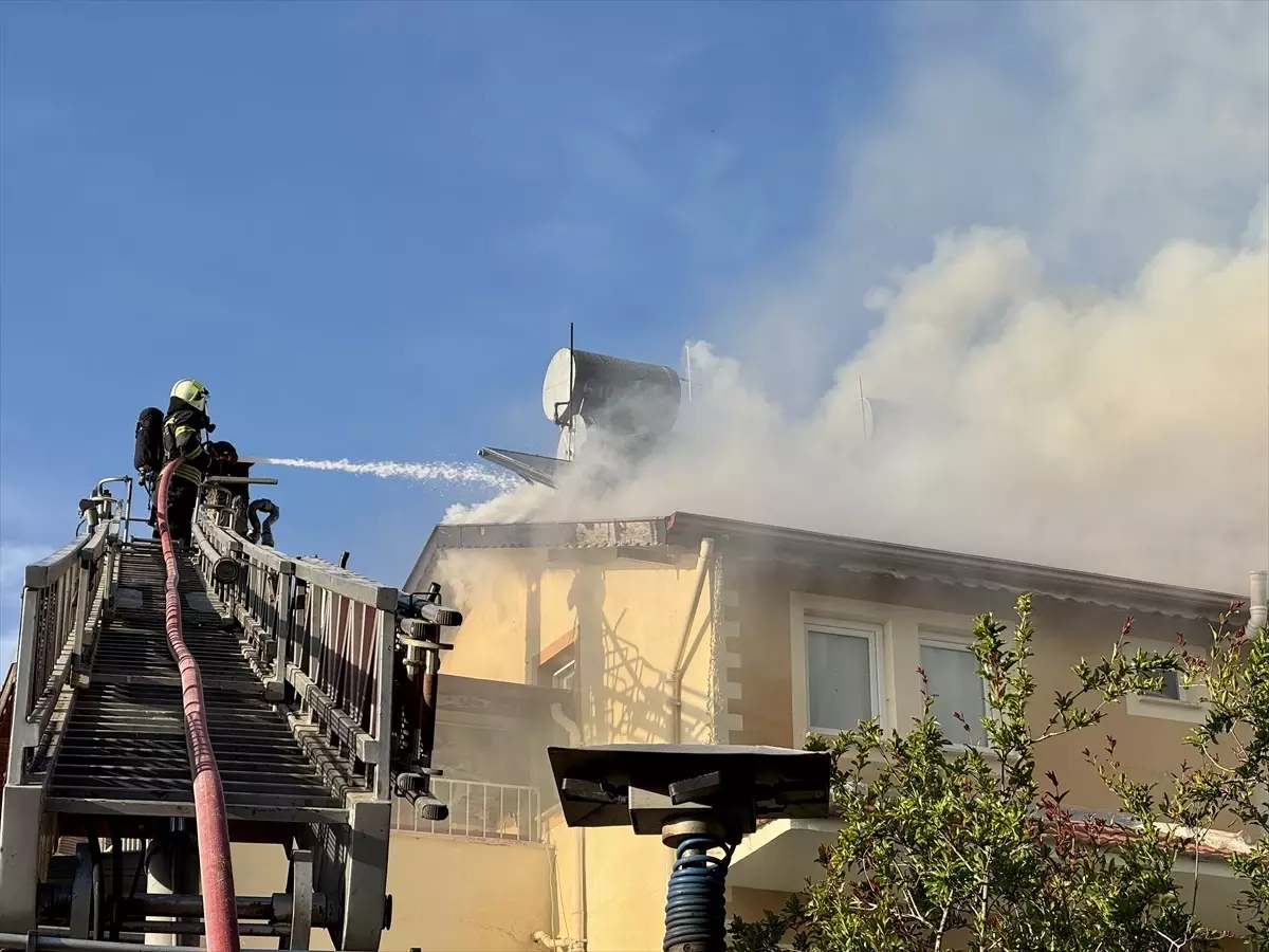 Fethiye\'de Ev Yangını: Çatı Hasar Gördü