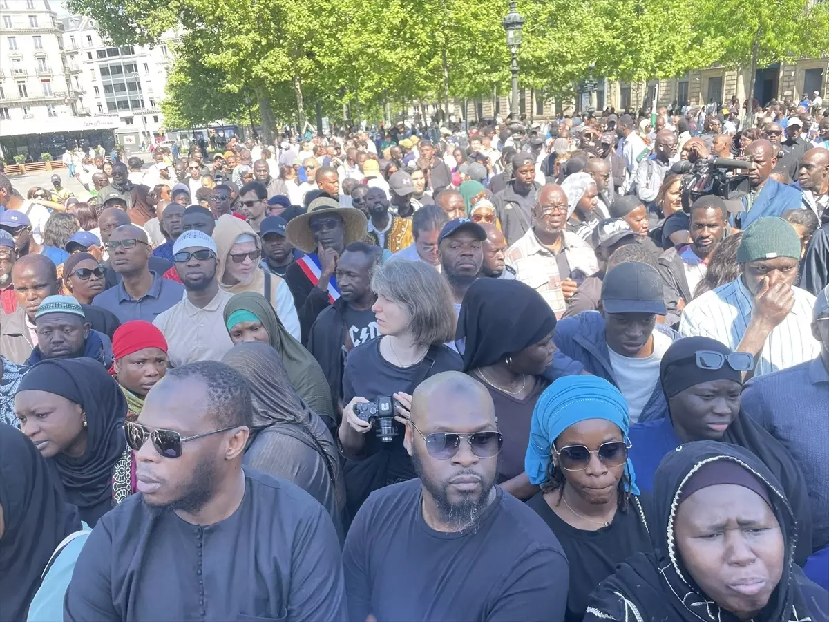 Fransa\'da camide namaz kıldığı sırada bıçaklanarak öldürülen genç Paris\'te anıldı