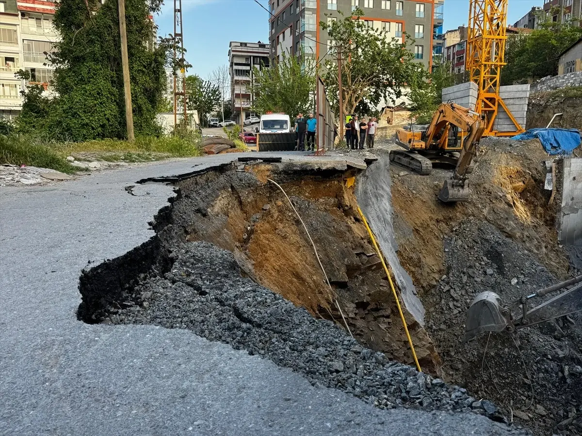 Gaziosmanpaşa\'da Yol Çöktü