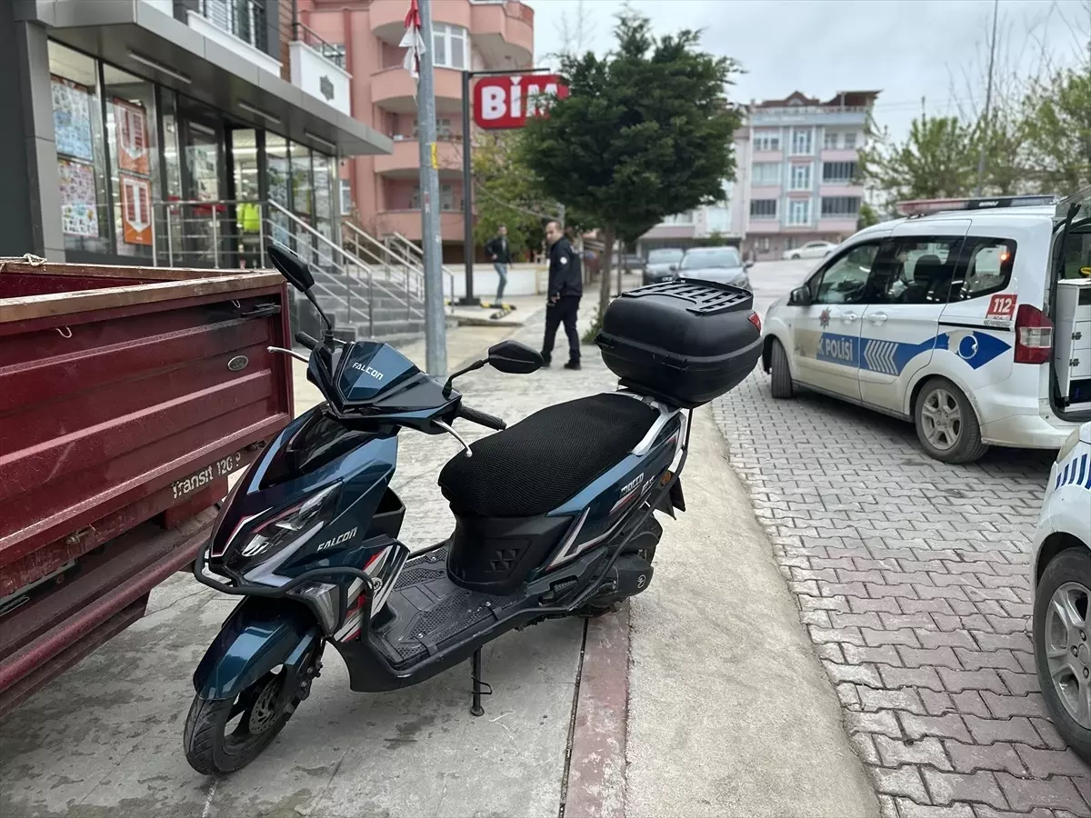 Gerze\'de Motosiklet Devrildi: Sürücü Yaralı