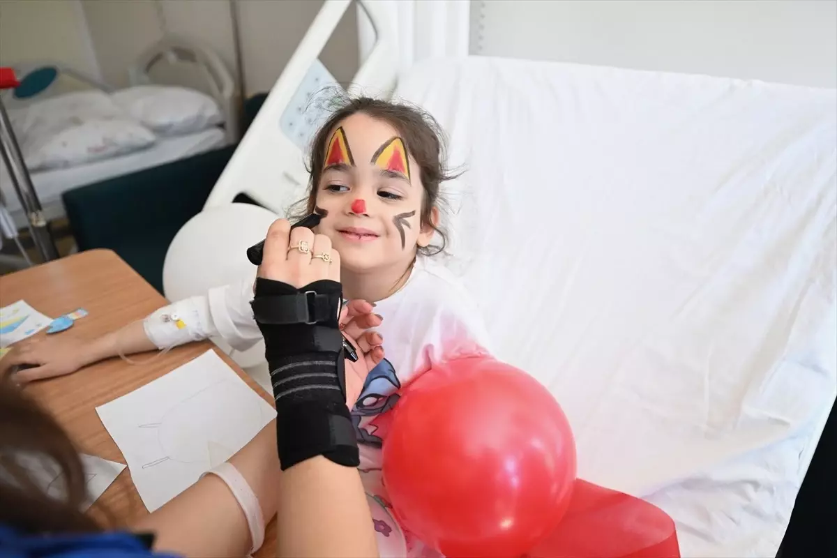 Düzce\'de Hastanedeki Çocuklara 23 Nisan Coşkusu