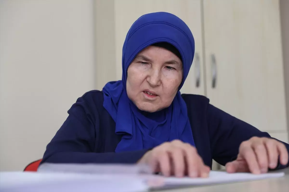 Görme Engelli Kadın Kur\'an Öğrenmeye Devam Ediyor