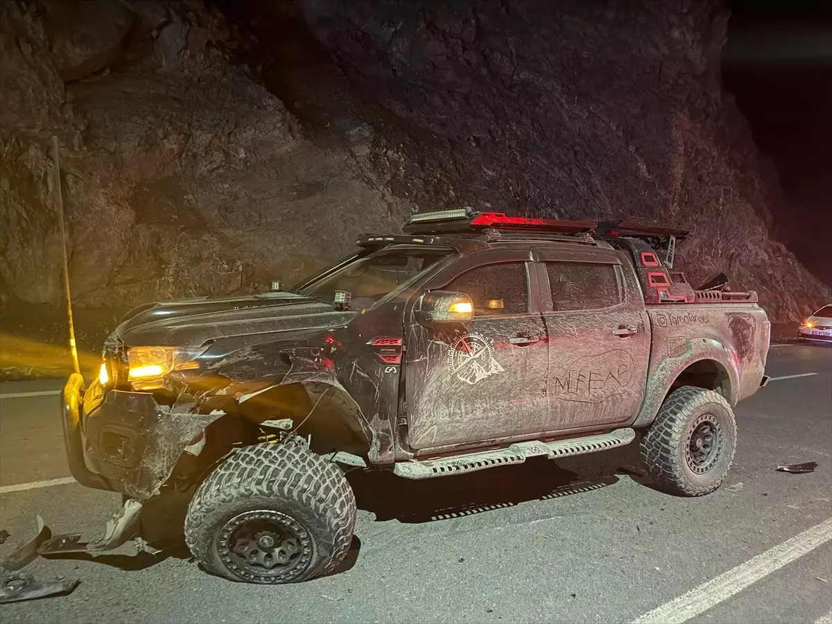 Hakkari\'de pikap kazası: 8 yaralı