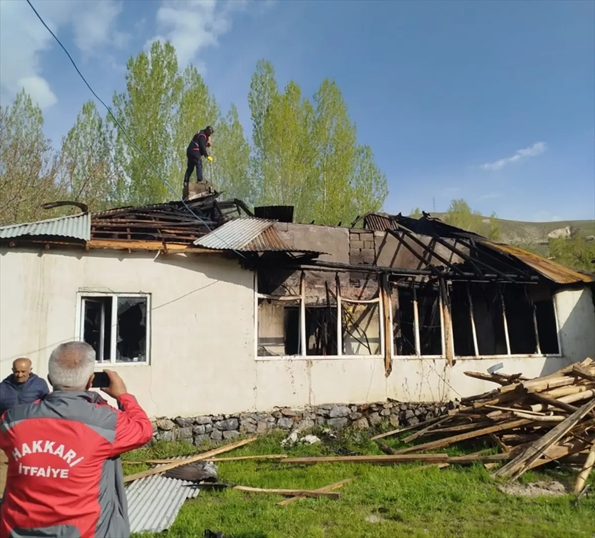 Hakkari\'de Yangın: Ev Kül Oldu