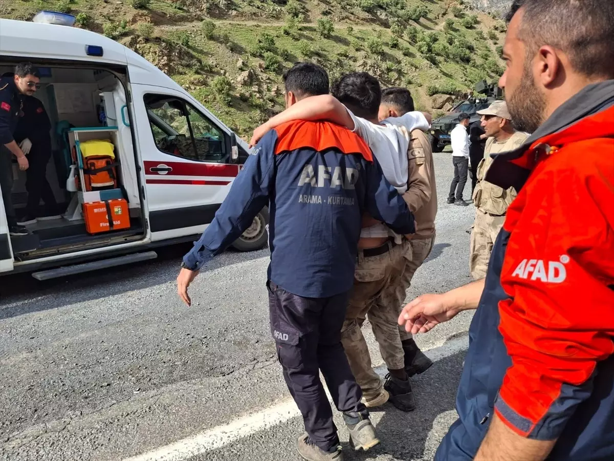 Hakkari\'de Mahsur Kalan Genç Kurtarıldı
