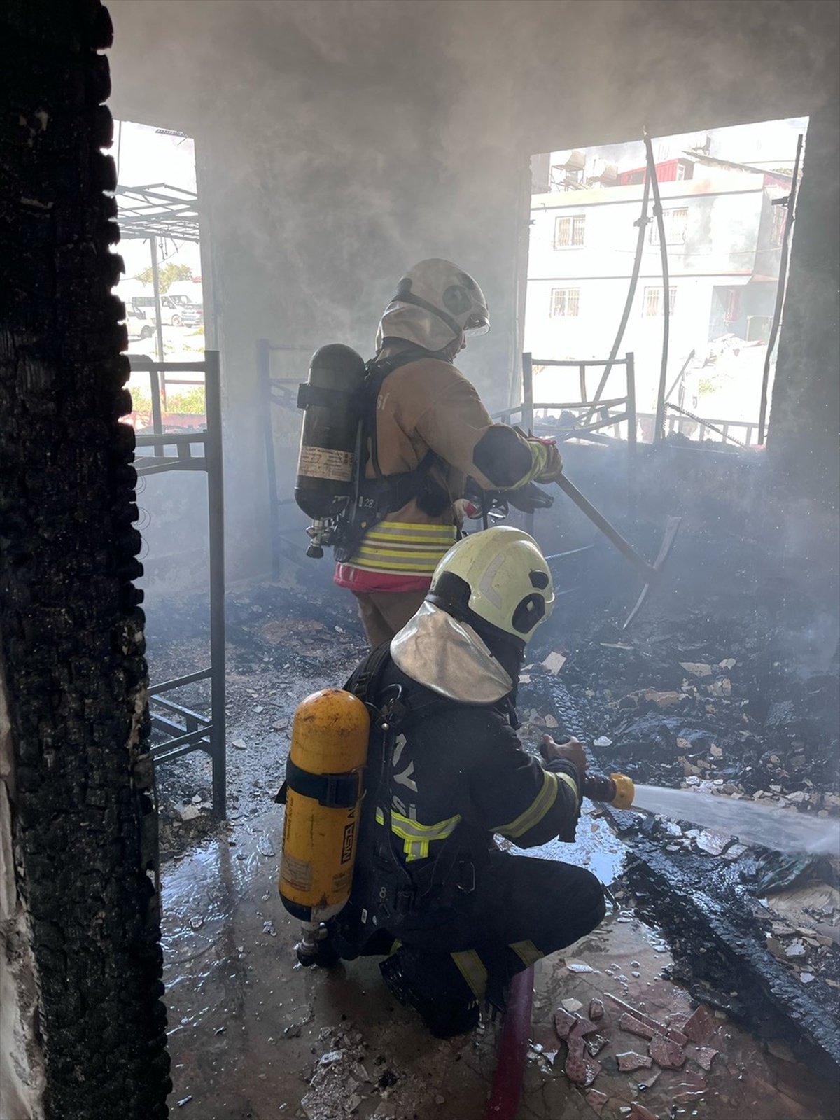 Antakya\'da Yangın: 4 Kişi Dumandan Etkilendi