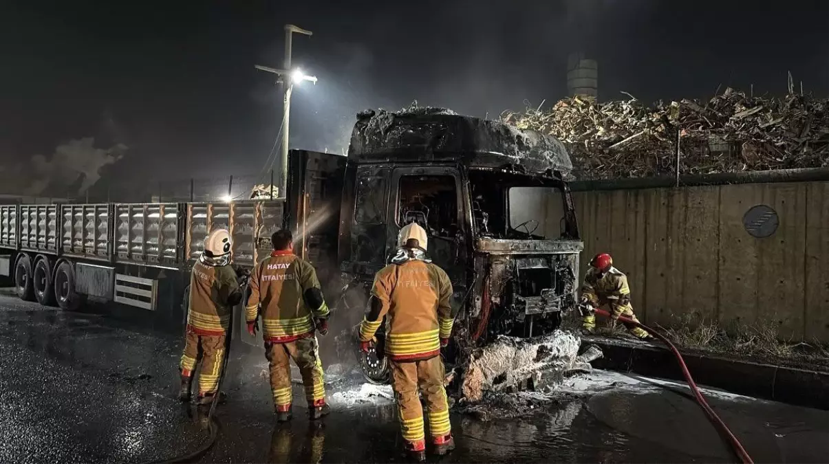 Hatay\'da Alevlere Teslim Olan Tır Kullanılmaz Hale Geldi