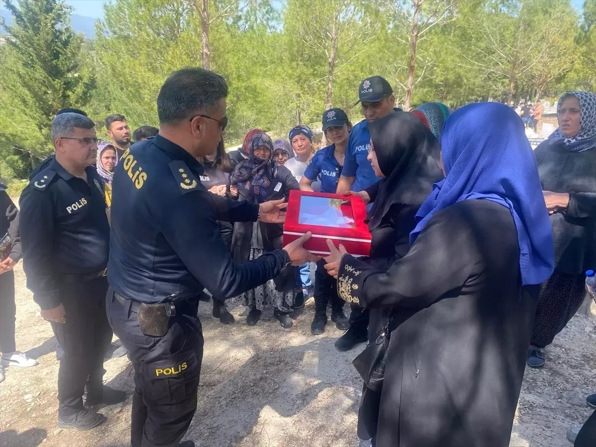 Hatay\'da kalp krizi sonucu yaşamını yitiren polis memurunun cenazesi Osmaniye\'de defnedildi