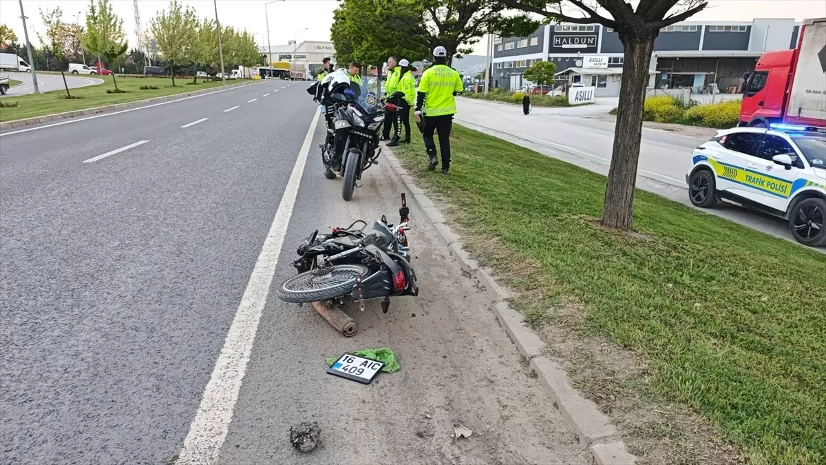 Polis \'Dur\' İhtarına Uymayan Sürücü Kaza Geçirdi