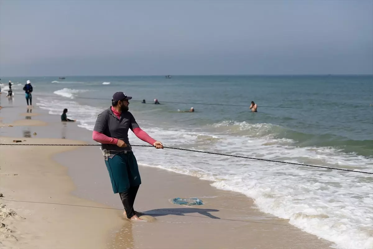 Gazze\'de Balıkçılar Hayatta Kalma Mücadelesi Veriyor