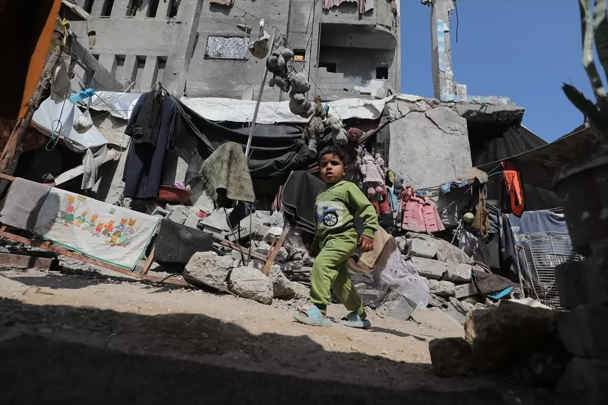 Gazze\'de Acılı Baba Oyuncaklarıyla Özlem Gideriyor