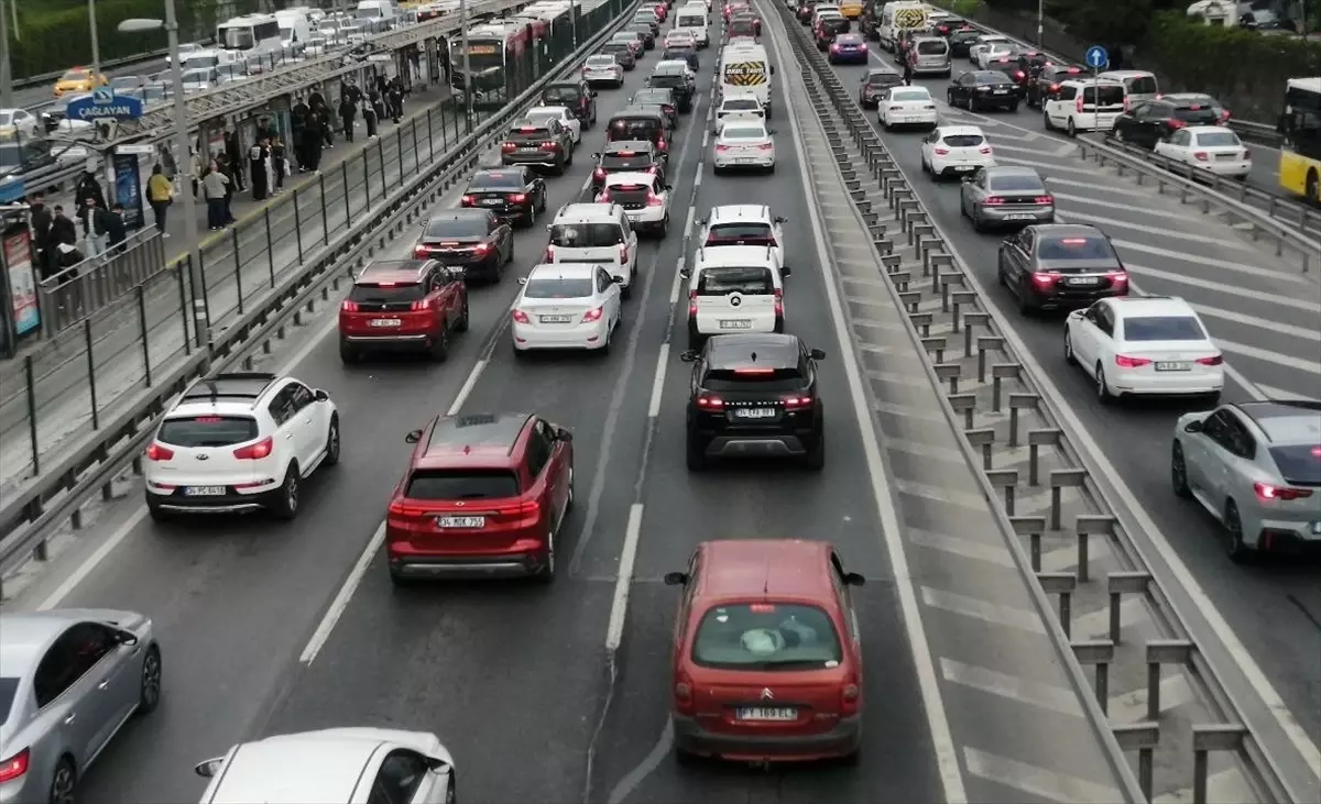 İstanbul\'da akşam saatlerinde trafik yoğunluğu yaşanıyor