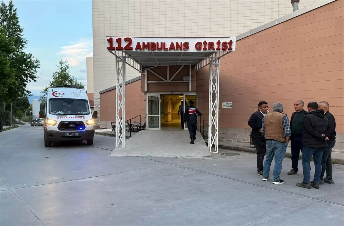 Tire\'de Silahlı Kavga: 3 Yaralı, Şüpheli Kaçtı