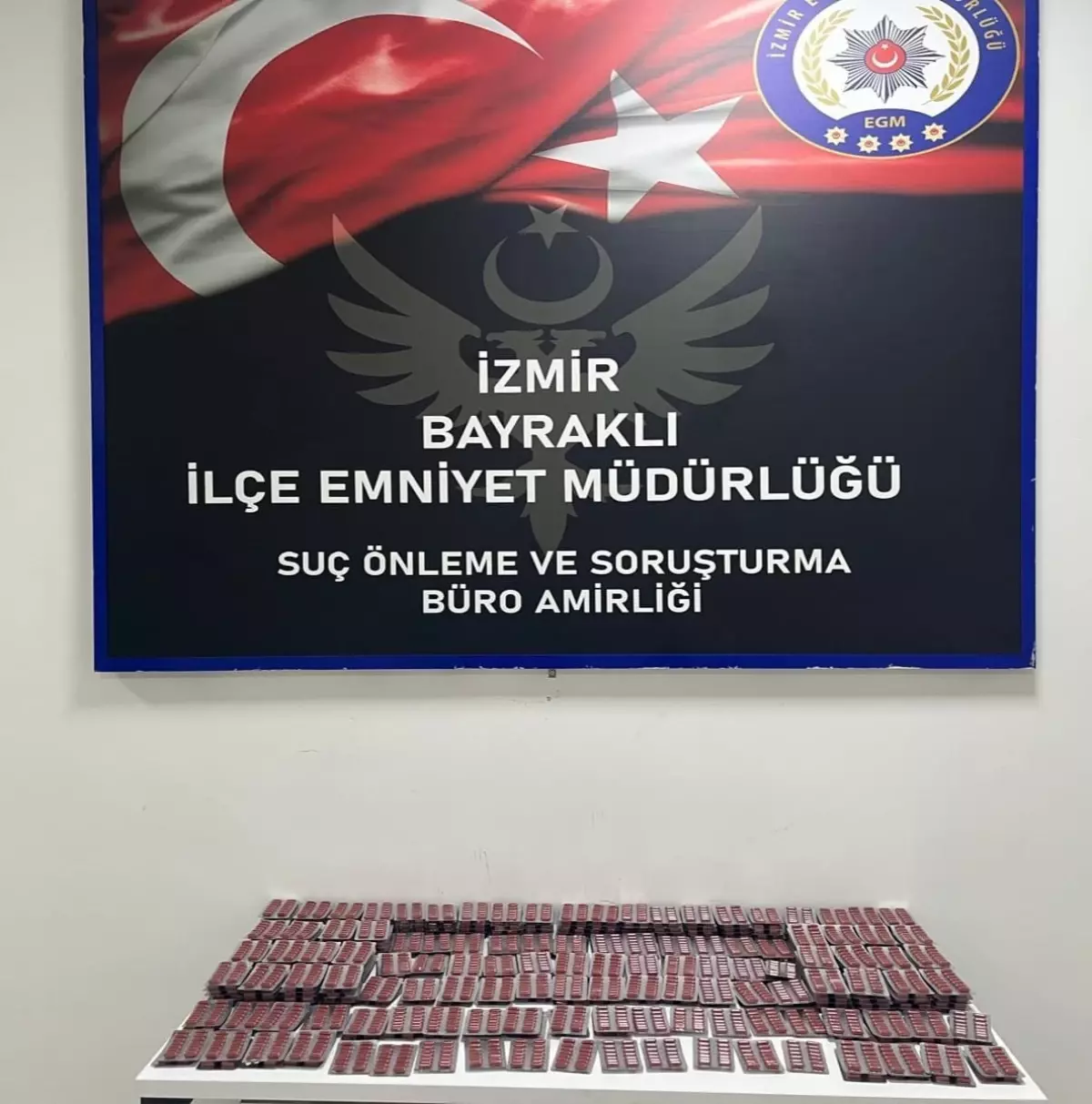 İzmir\'de Uyuşturucu Operasyonu: 5 Bin Hap Ele Geçirildi
