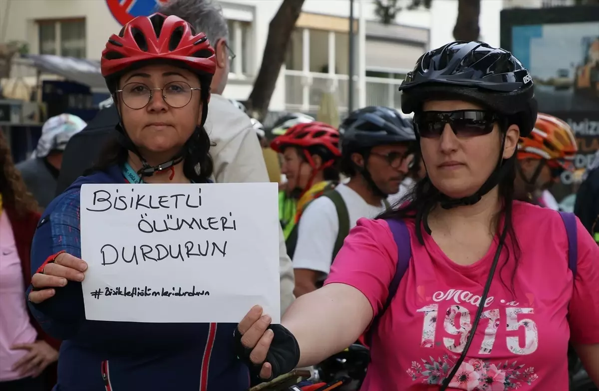İzmir\'de bisikletliler, Büyükşehir Belediye Başkanı Tugay\'ı protesto etti