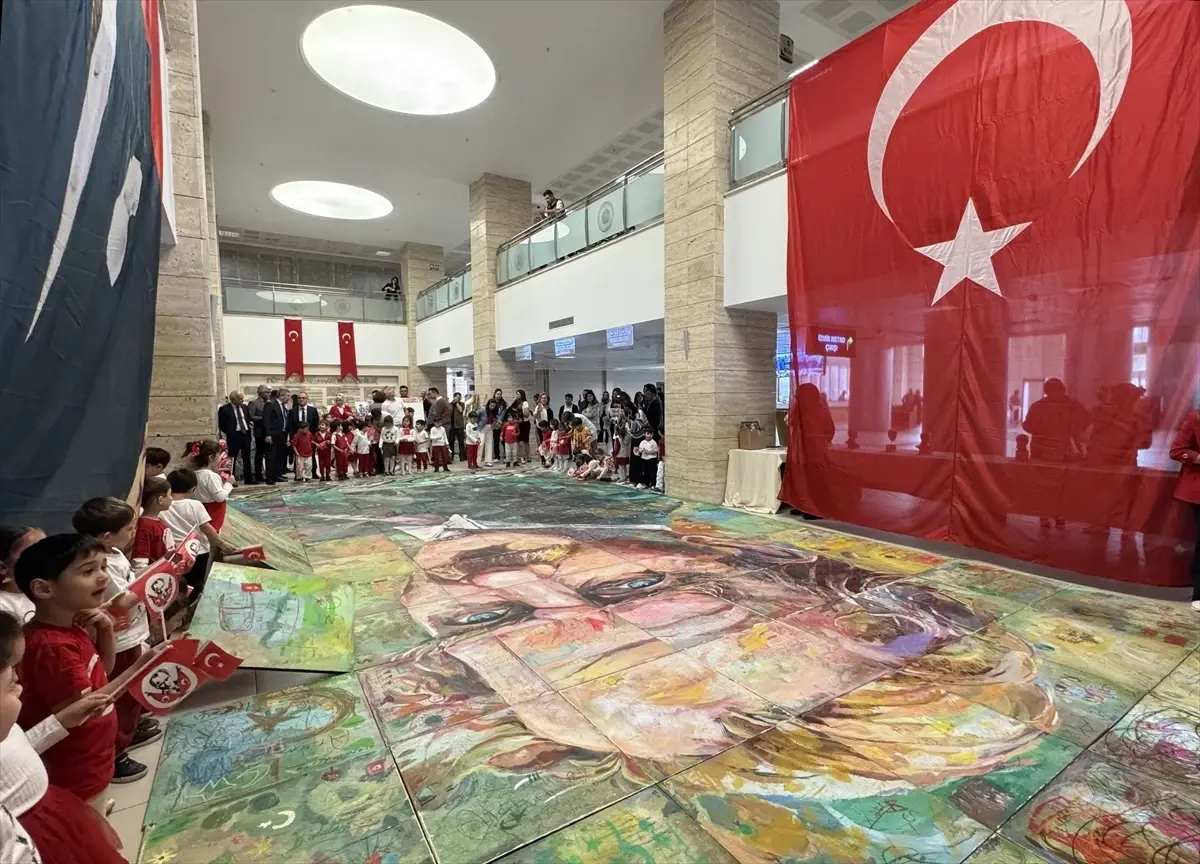 Çocuklar Atatürk Portresini Boyadı