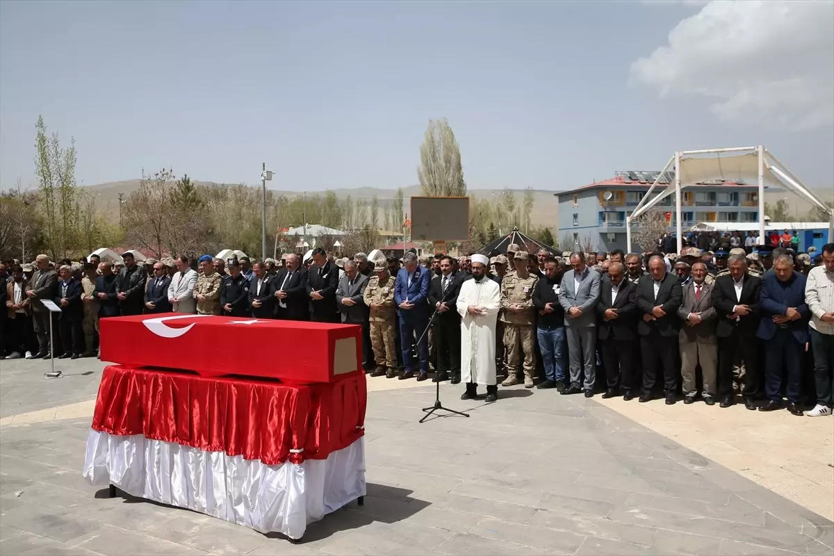 Kalp krizi sonucu şehit olan güvenlik korucusu, Van\'da son yolculuğuna uğurlandı