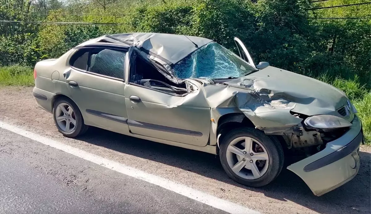 Yenice\'de Kaya Parçası Otomobile Düştü: 5 Yaralı