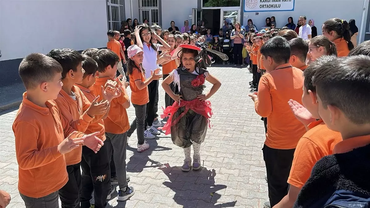 Öğrenciler Atık Malzemelerle Defile Düzenledi