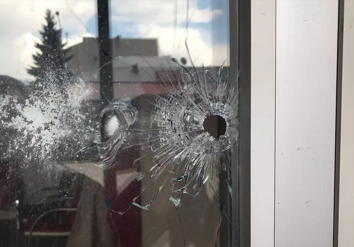 Kars\'ta Silahlı Kavga: Greyder Operatörü Ağır Yaralandı