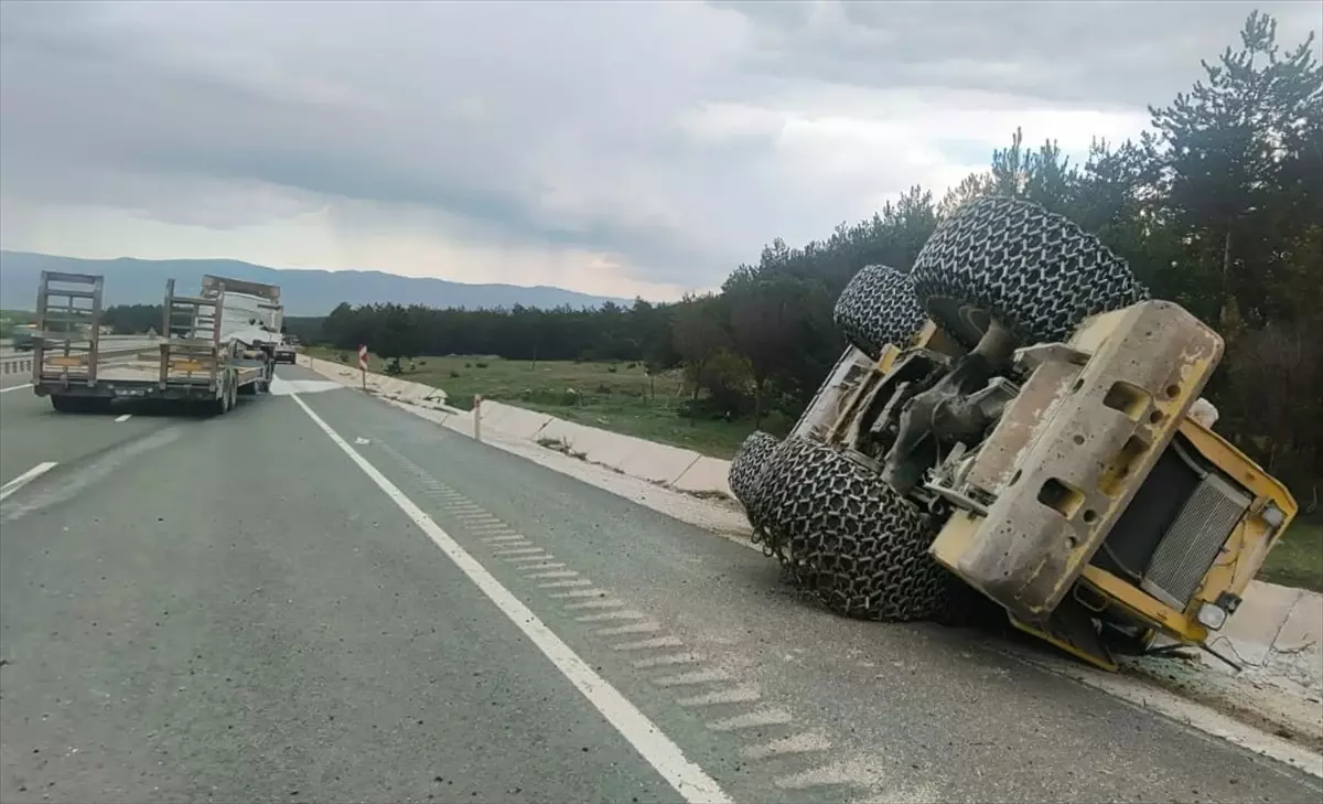 Kastamonu\'da İş Makinesi Devrildi