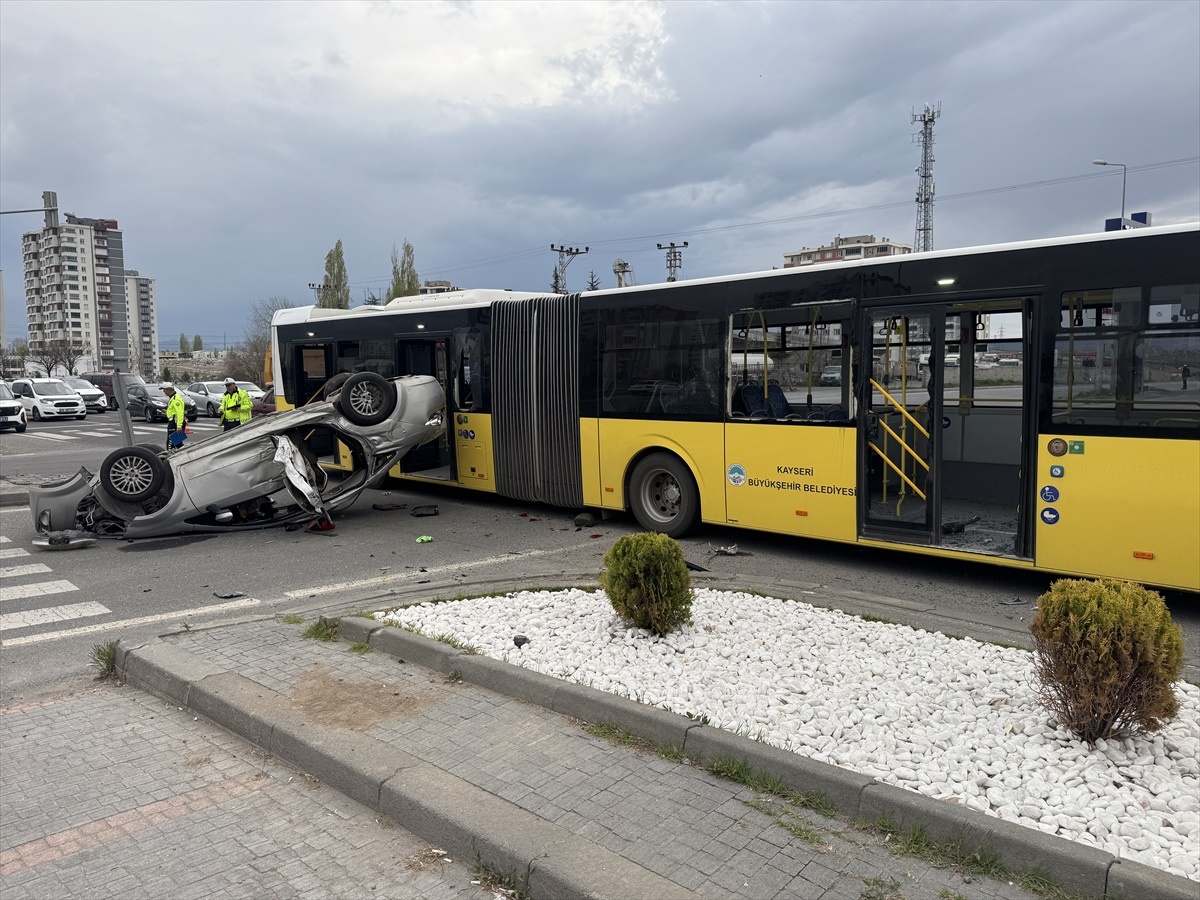 Kayseri\'de Otobüs ve Otomobil Çarpıştı