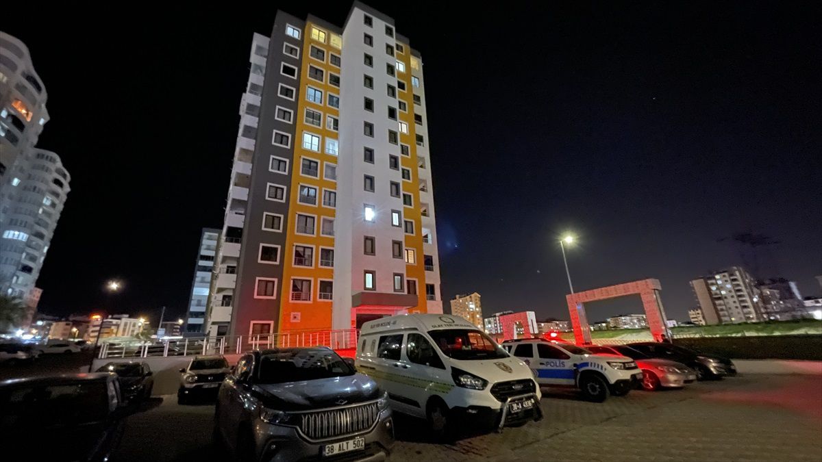 Kayseri\'de Bıçakla Yaralanan Kadın Hastaneye Kaldırıldı