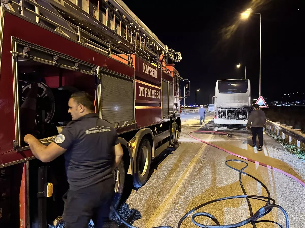 Kayseri\'de Turist Taşıyan Otobüste Yangın