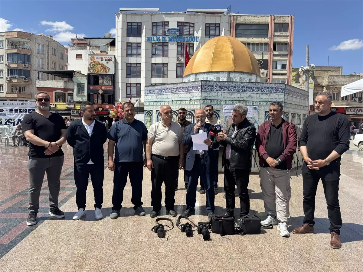 Kilis\'te gazeteciler İsrail\'in 212 meslektaşını öldürmesini kameralarını yere bırakarak protesto etti