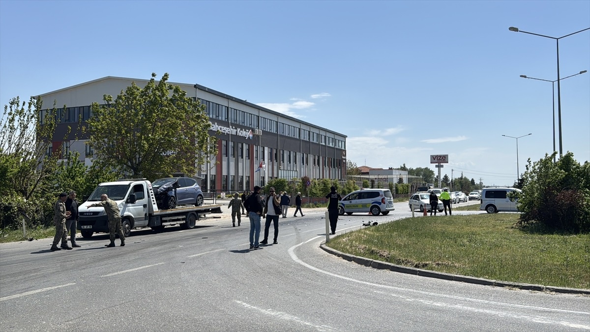 Kırklareli\'nde Askeri Araç ile Otomobil Çarpıştı
