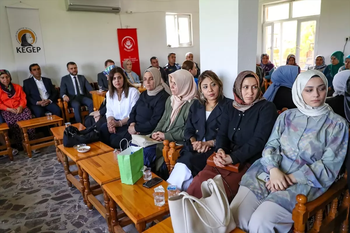 Kırsaldaki mahalleleri gezen ekipler kadınların kamu hizmetlerine ulaşmasını sağlıyor