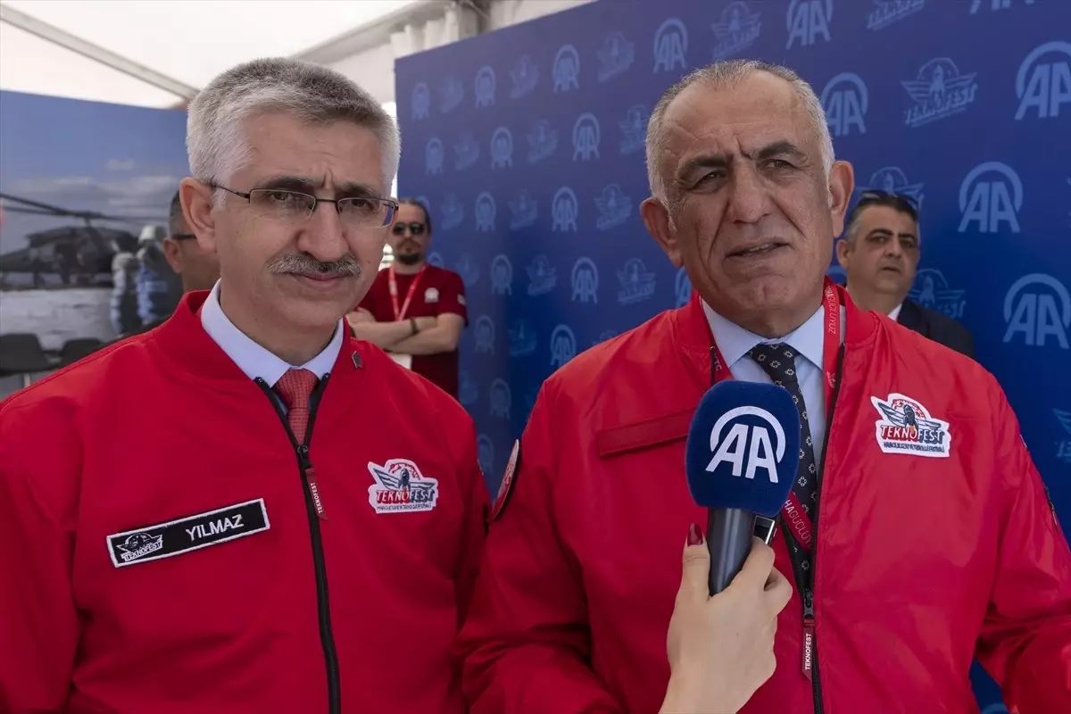 KKTC Milli Eğitim Bakanı Çavuşoğlu, TEKNOFEST KKTC\'deki AA standını ziyaret etti Açıklaması