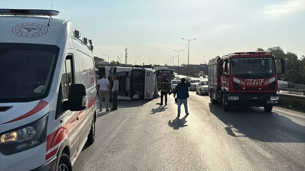 Kocaeli\'de Tır Devrildi, Trafik Aksadı