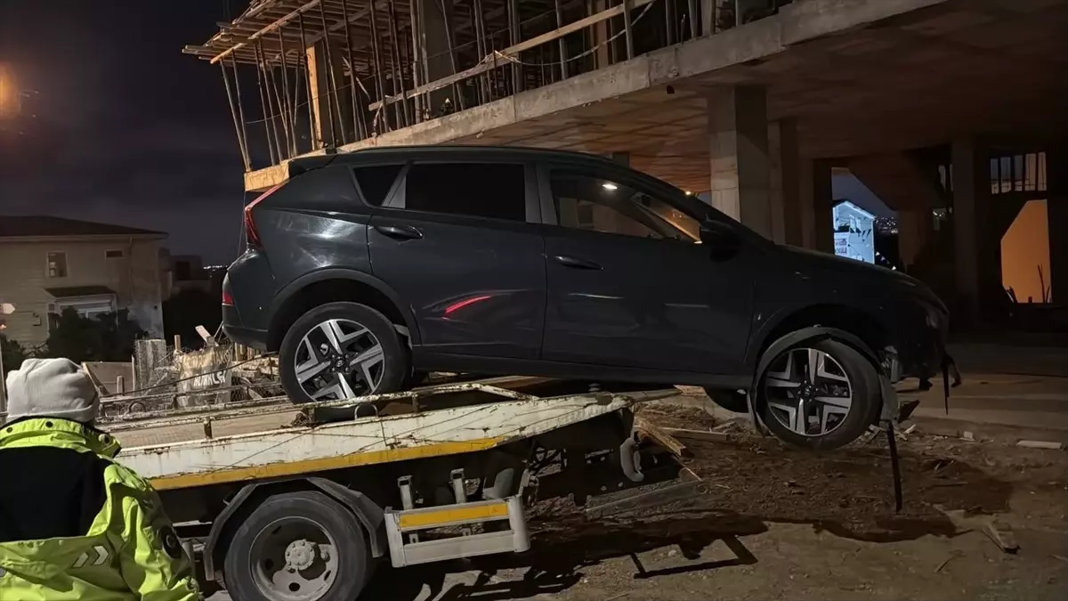 Darıca\'da Otomobil İnşaat Sahasında Asılı Kaldı