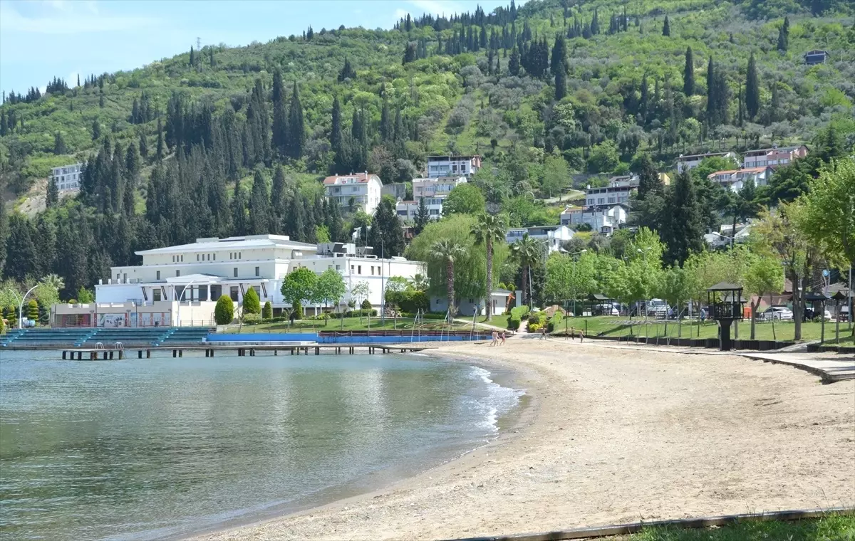 Karamürsel\'de gençler deniz keyfi yaptı