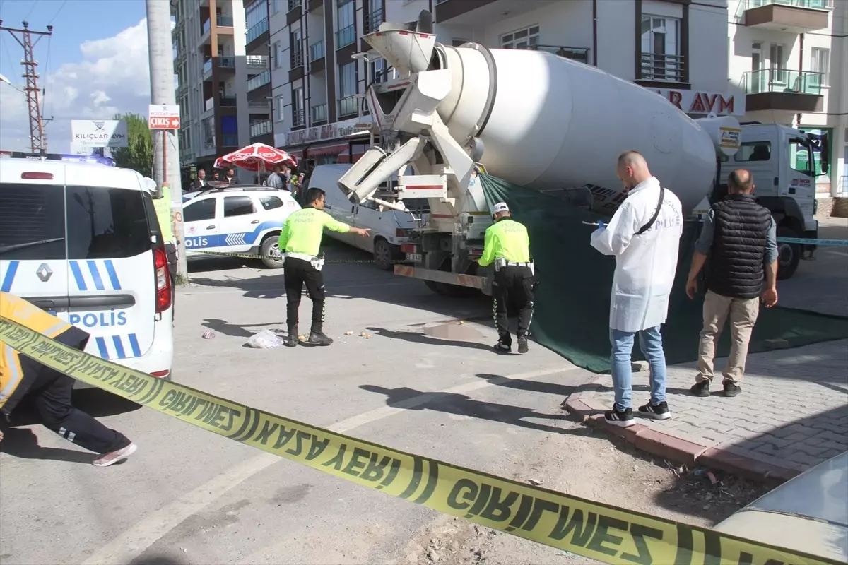 Beton Mikserinin Çarptığı Yaşlı Adam Hayatını Kaybetti