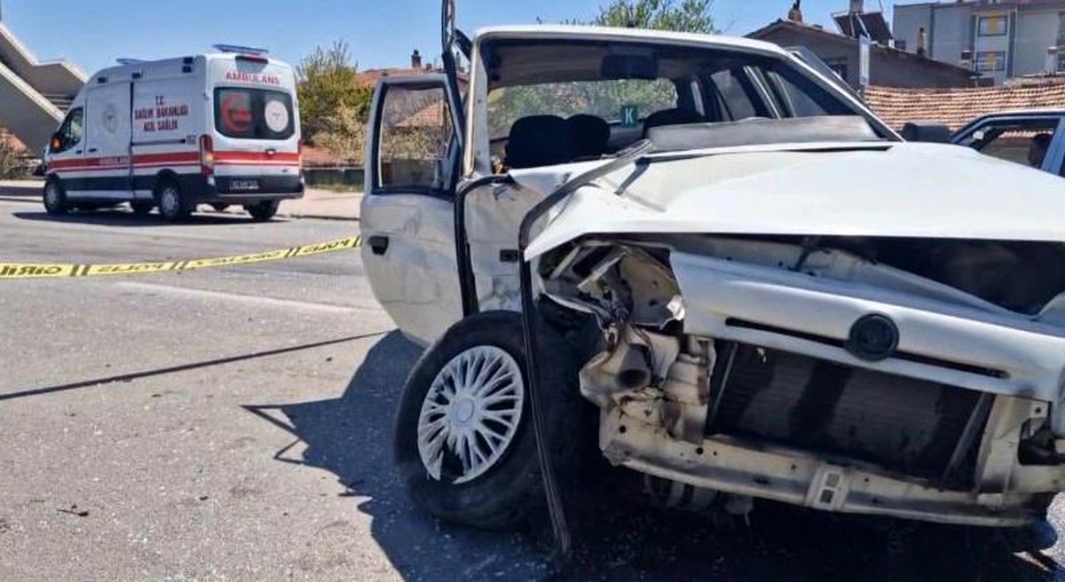 Ambulans ile Otomobil Çarpıştı: 2 Yaralı