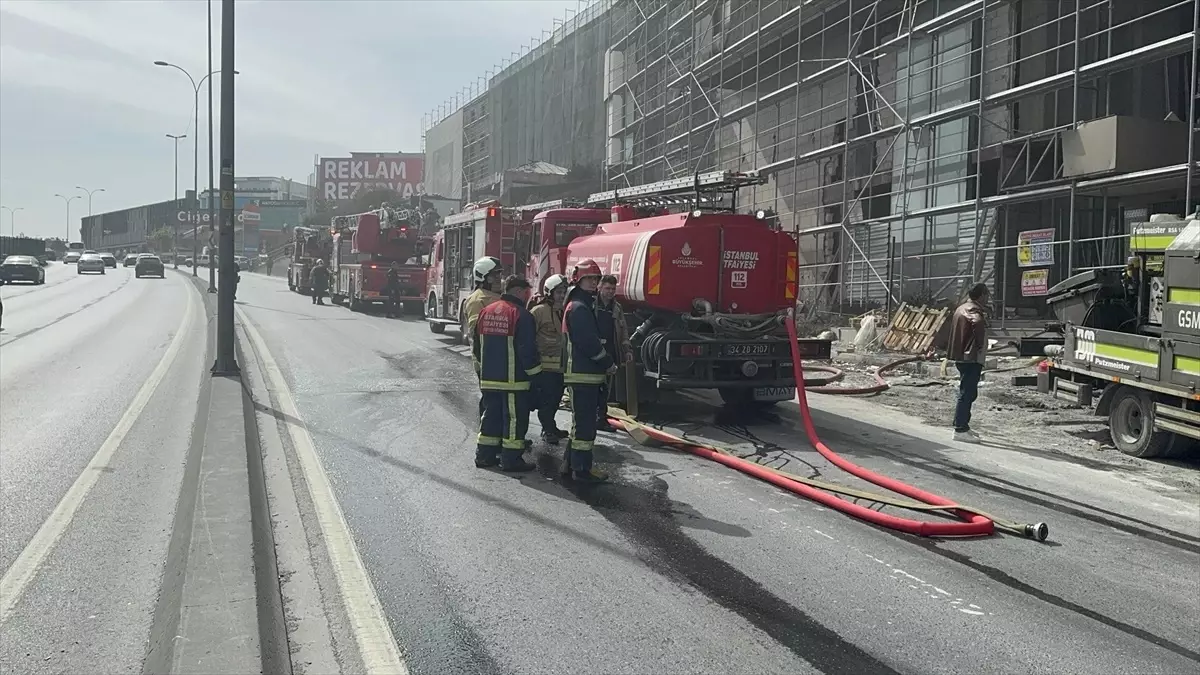 Küçükçekmece\'de Yangın: 3 İşçi Dumandan Etkilendi