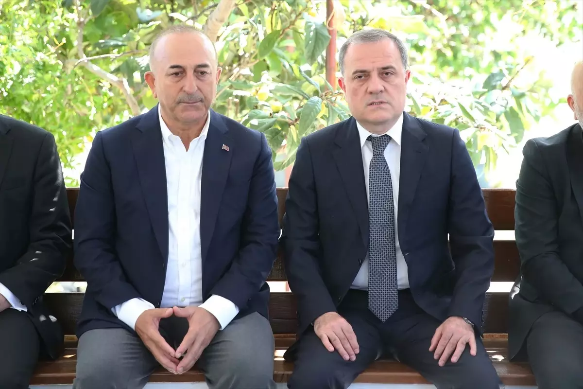 Bakanlar Çavuşoğlu\'na Taziye Ziyaretinde Bulundu