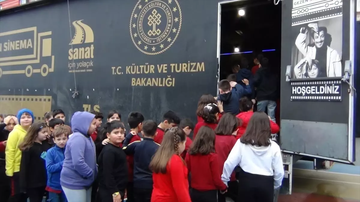 Gezen Sinema Tırı: 358 İlçeye Ulaşarak 1 Milyon Seyirciye Sinevizyon Keyfi