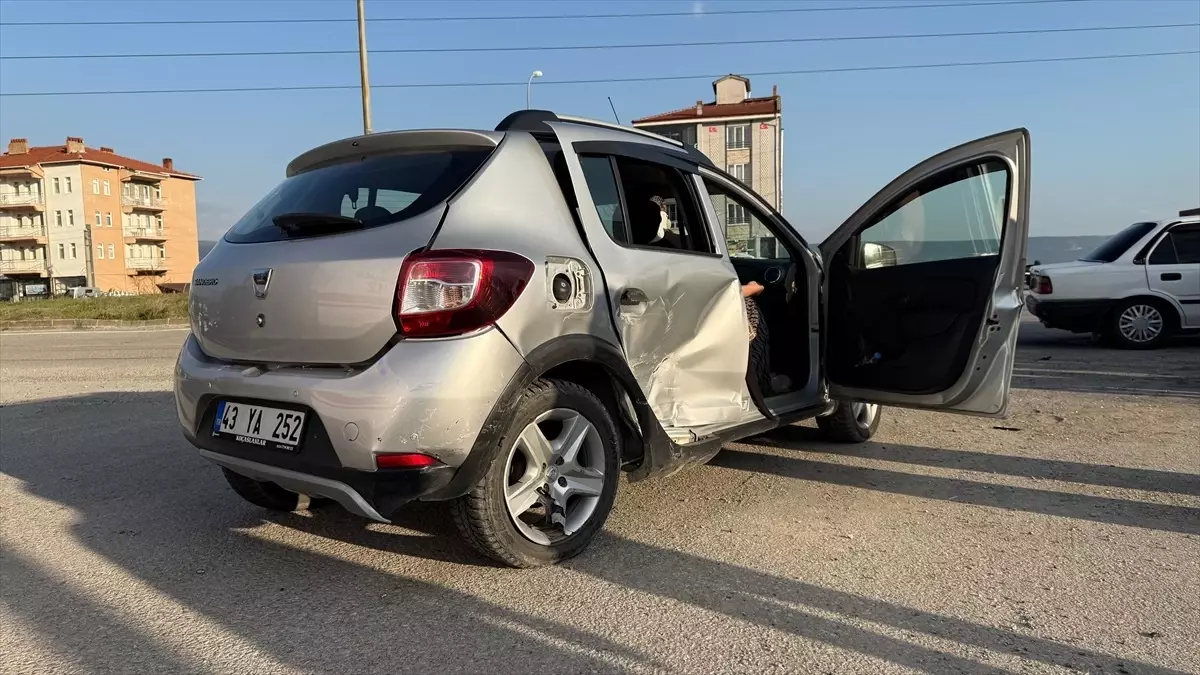 Domaniç\'te Trafik Kazası: 7 Yaralı