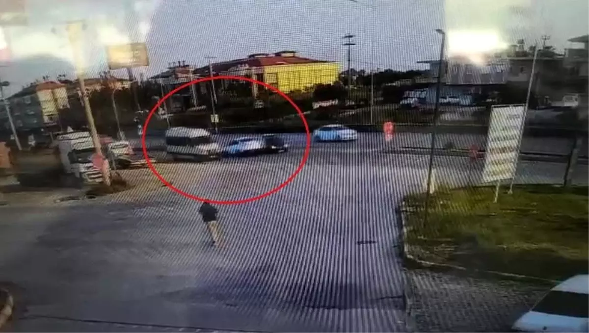 Manavgat\'ta 3 Araçlı Kaza: Şans Eseri Yaralanan Yok