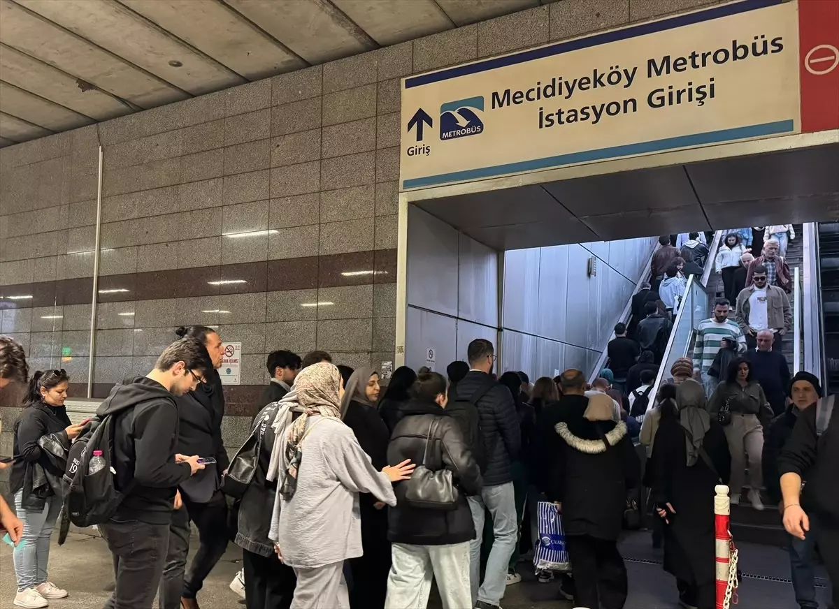 Mecidiyeköy Metrobüs Durağında Yürüyen Merdiven Arızası