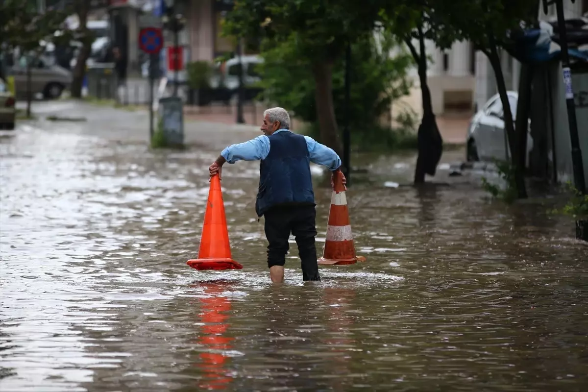 Mersin\'de Sağanak Yağış Su Birikintilerine Neden Oldu