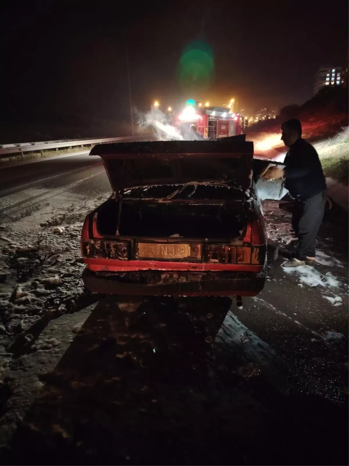 Tarsus\'ta Seyir Halindeki Otomobil Alev Aldı