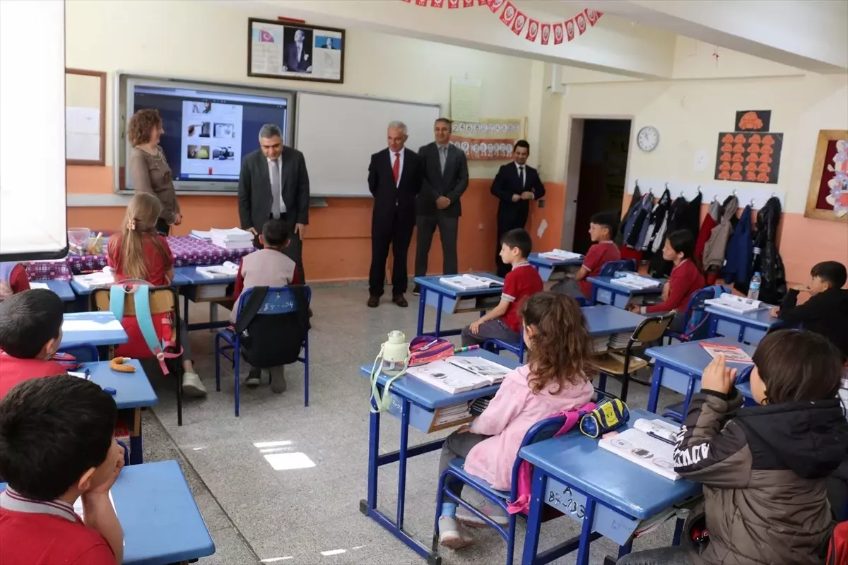 Merzifon Kaymakam Karaaslan, okulları ziyaret etti