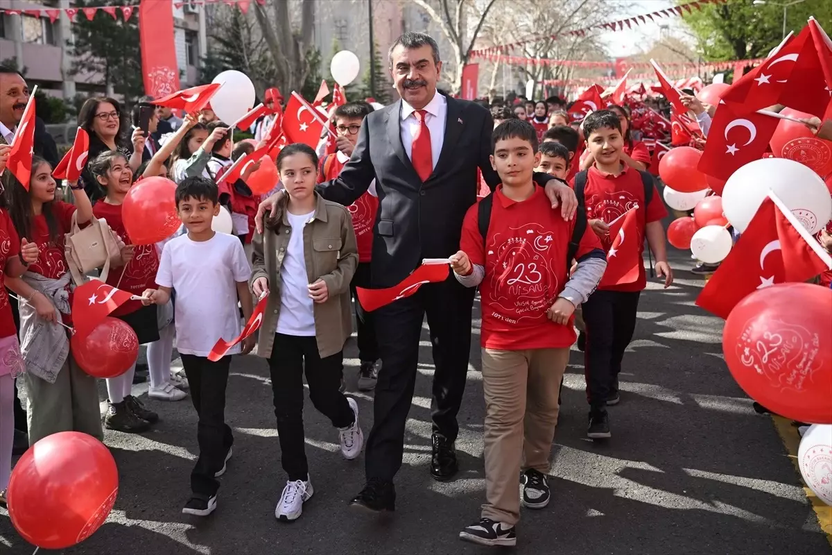 23 Nisan\'da Bakanlık Koltuğu Çocuğa Devredildi