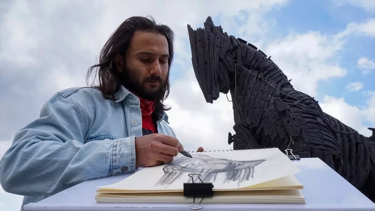 Motosikletiyle çıktığı Anadolu turunda Çanakkale\'nin simgelerini resmetti